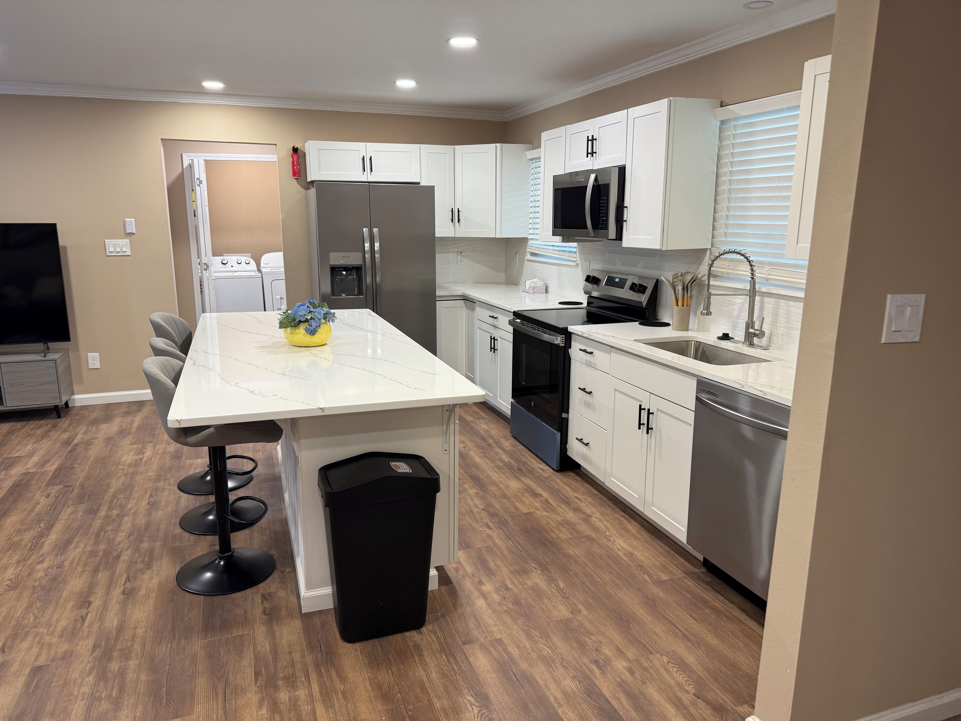 Køleskab, mikrobølgeovn, ovn, kogeplade