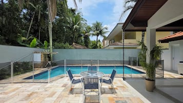 Piscina externa, guarda-sóis, espreguiçadeiras