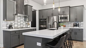 House (5 Bedrooms) | Interior