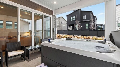Poppy Peak by Avantstay Hot Tub + Game Room Near Skiing + Trails Spacious Park City Escape