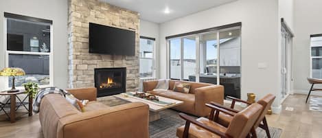 House (5 Bedrooms) | Interior