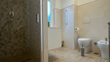 Luxury Room, 1 Queen Bed, Non Smoking, Lake View | Bathroom
