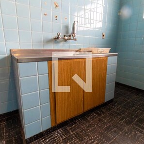 Chuveiro, secador de cabelo, bidê, toalhas de banho