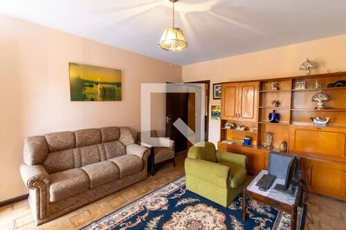 Cozy furnished house, pets allowed, swimming pool, parking spaces, and 5 minutes from the city center.