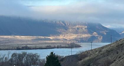 Charming 3-Bedroom Townhouse Located in Crescent Bar, WA with Spectacular Views!