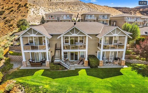 Charming 3-Bedroom Townhouse Located in Crescent Bar, WA with Spectacular Views!