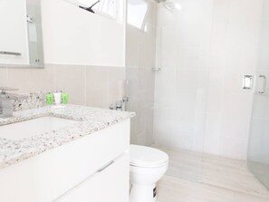 Dusche, Haartrockner, Handtücher, Seife