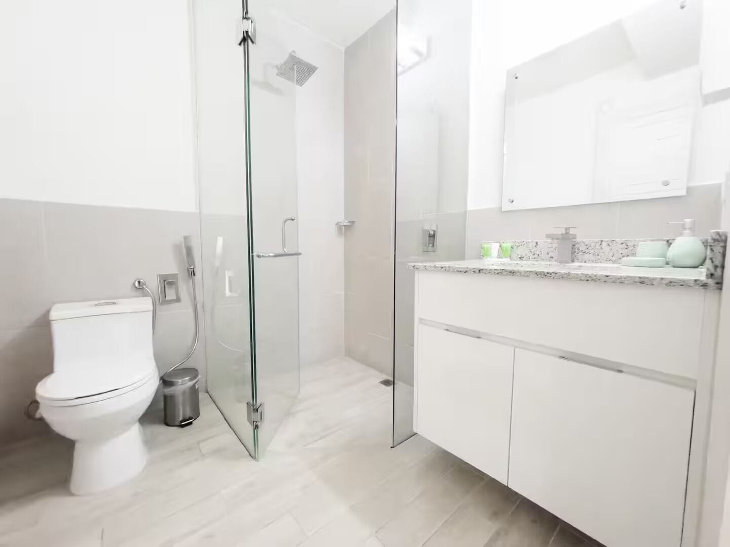 Een douche, een haardroger, handdoeken, zeep