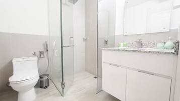 Een douche, een haardroger, handdoeken, zeep