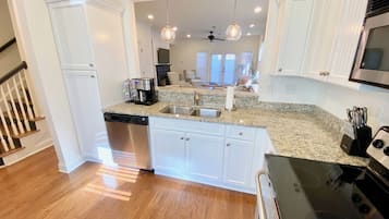 Een koelkast, een microgolfoven, een oven, een kookplaat