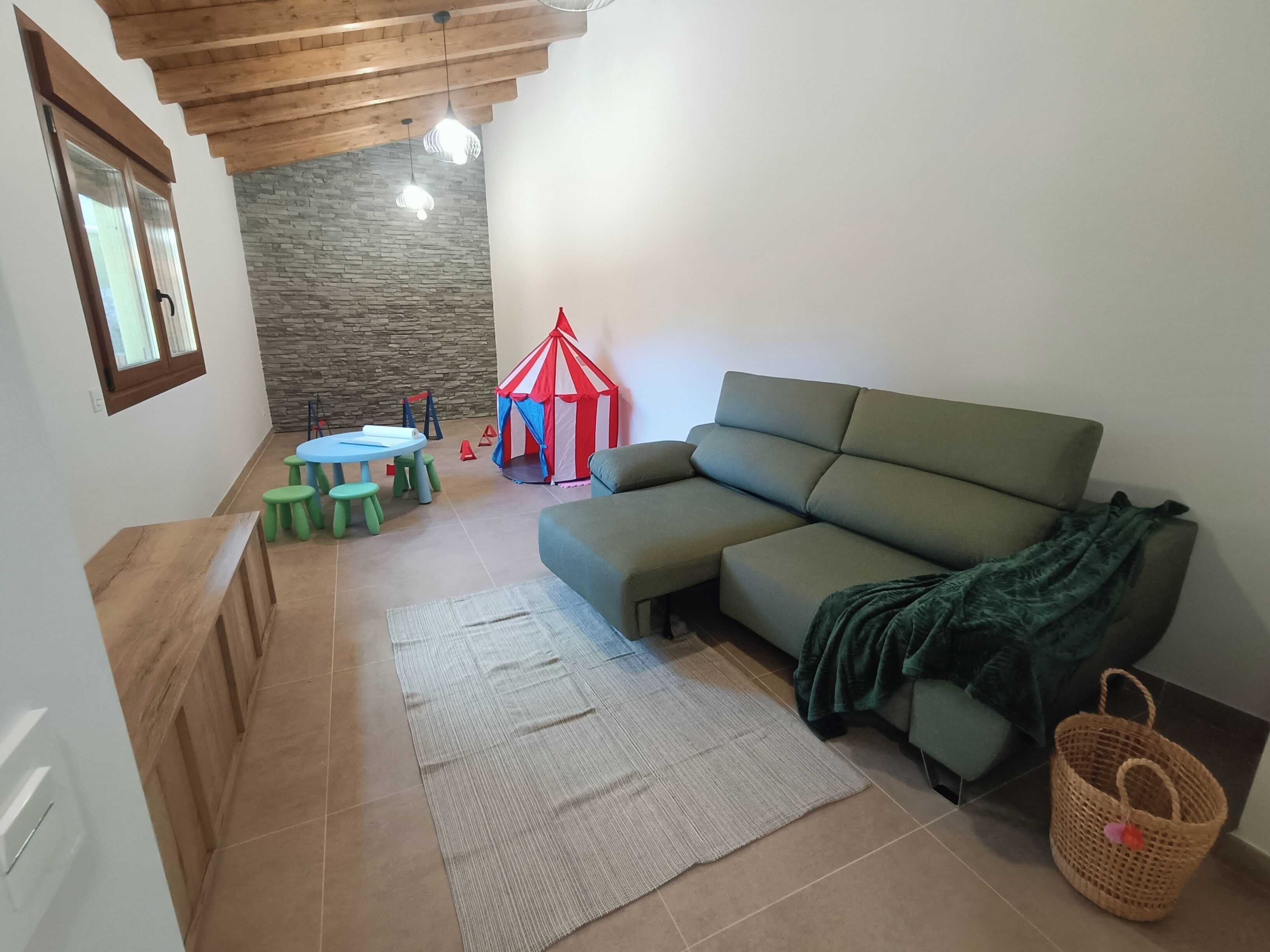 Una Smart TV, una chimenea
