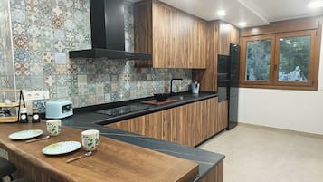 Jääkaappi, mikroaaltouuni, uuni, liesi