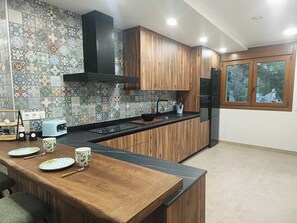 Een koelkast, een magnetron, een oven, een kookplaat