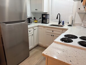 Private kitchen - Cozy 1-bedroom beach cottage located two blocks form the beach! (Gulfport)
