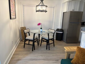 Dining - Cozy 1-bedroom beach cottage located two blocks form the beach! (Gulfport)