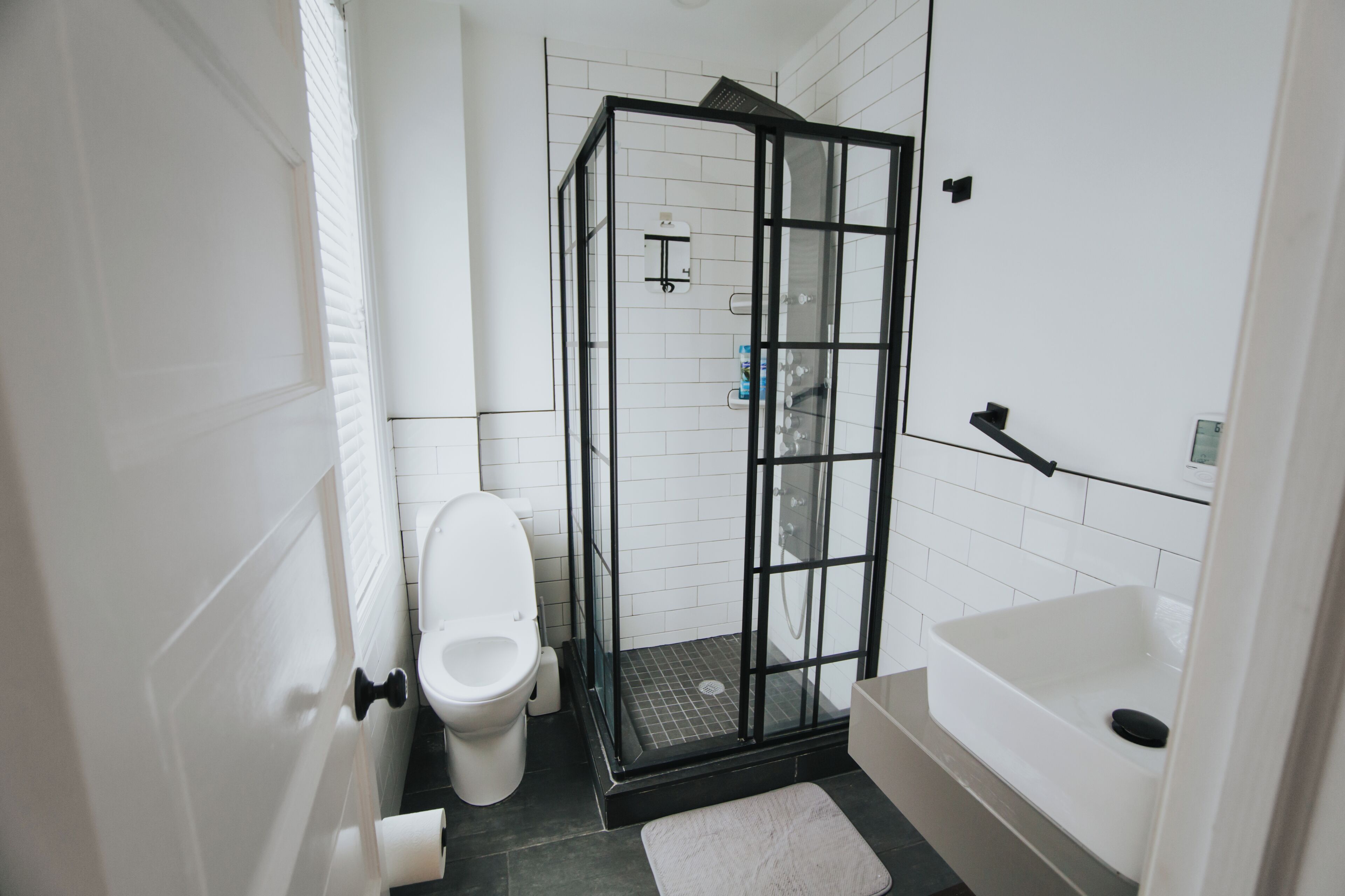 Douche, serviettes fournies, savon, papier toilette