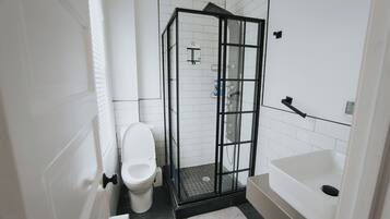 Douche, serviettes fournies, savon, papier toilette