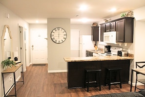 Coffee/tea maker, fridge, microwave, oven - NO STEPS! 2BD/2BA condo next to Silver Dollar City & Lake (Branson)