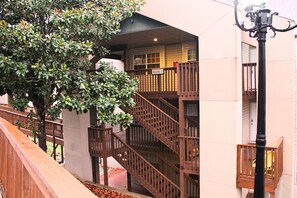Property grounds - NO STEPS, True ROLL-IN unit. 2BD/2BA condo next to Silver Dollar City & Lake (Branson)