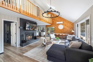 TV, fireplace, table football, stereo - Peakview Lodge: Hot Tub - Sauna - Fire Pit - Ski - Mt. Snow (Wilmington)