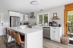 Microwave, oven, stovetop, dishwasher - Peakview Lodge: Hot Tub - Sauna - Fire Pit - Ski - Mt. Snow (Wilmington)