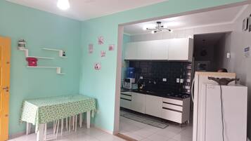 Frigorífico, microondas, placa de cocina y licuadora