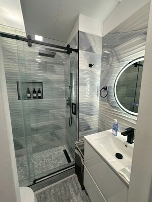 Shower, hair dryer, towels, soap - Cozy Trailer Retreat - Key Largo (key largo)