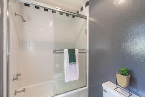 Secadora de cabello, toallas, jabón, papel de baño 