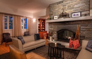 TV, offices - Cozy Queen Suite with Fireplace & Kitchen (Manchester)