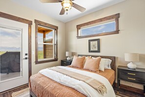 2 bedrooms, iron/ironing board, free WiFi, bed sheets - New! Modern Retreat, Fireplace, Mountain Views, Hike, Fish, Bozeman, Yellowstone (Bozeman)