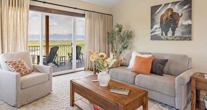 New! Modern Retreat, Mountain Views, Ski, Hike, Fireplace 10 mi downtown Bozeman