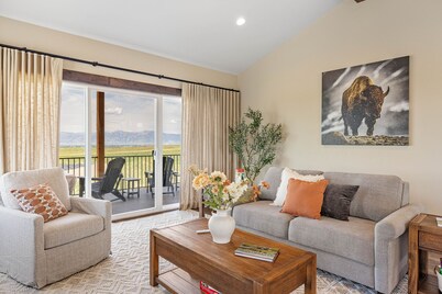 New! Modern Retreat, Mountain Views, Ski, Hike, Fireplace 10 mi downtown Bozeman