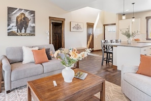 Smart TV, fireplace, books - New! Modern Retreat, Fireplace, Mountain Views, Hike, Fish, Bozeman, Yellowstone (Bozeman)