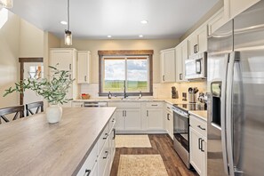 Fridge, microwave, oven, stovetop - New! Modern Retreat, Fireplace, Mountain Views, Hike, Fish, Bozeman, Yellowstone (Bozeman)