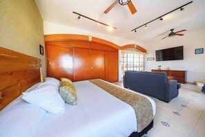 5 bedrooms, desk, iron/ironing board, travel cot - Luxury 5-bedroom Villa with Pool, 24/7 Security and AC (Alfredo V. Bonfil)