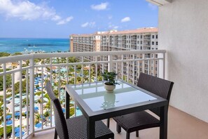 Outdoor dining - AMAZING PRICE: Stunning 1 bdrm Ocean View villa at iconic Marriott Surf Club (Noord)
