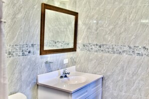 Regadera, toallas, papel de baño 