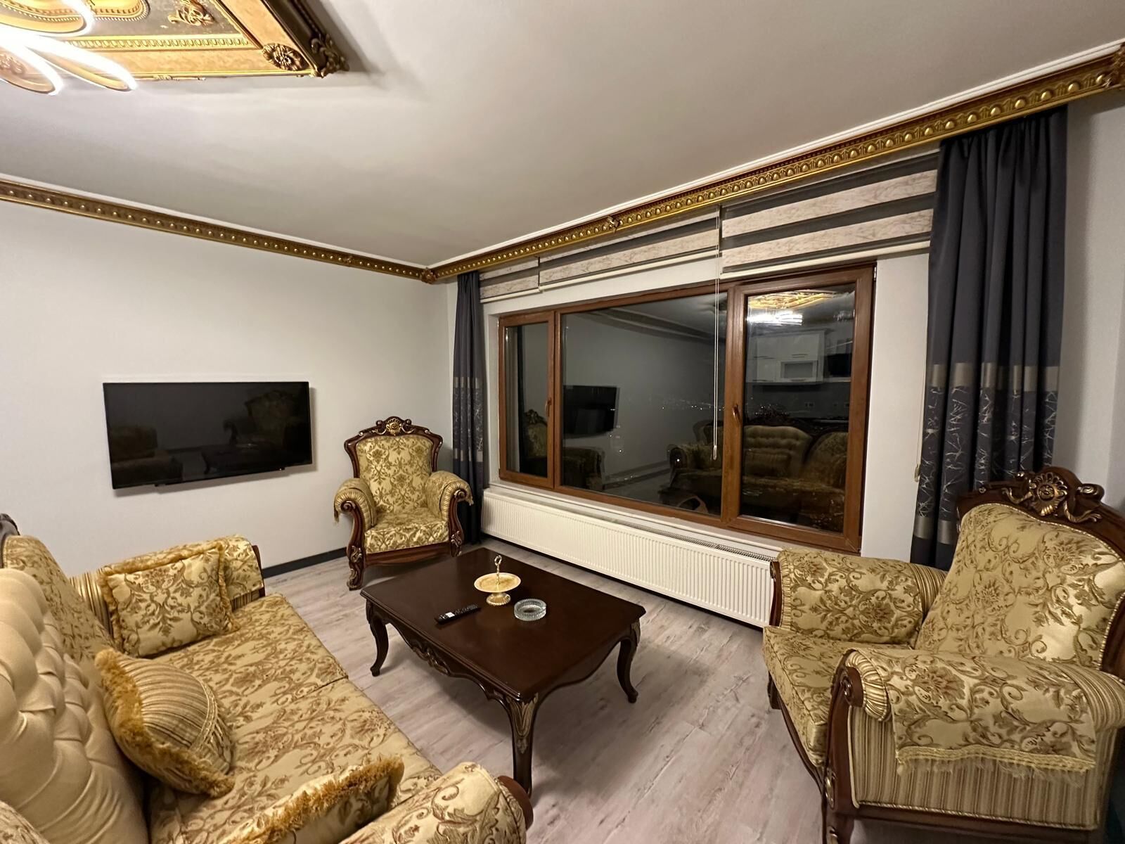 Bloc d'apartaments, balcó, vistes a la ciutat | Sala d'estar