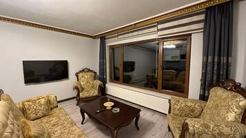 Bloc d'apartaments, balcó, vistes a la ciutat | Sala d'estar