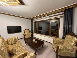 Bloc d'apartaments, balcó, vistes a la ciutat | Sala d'estar