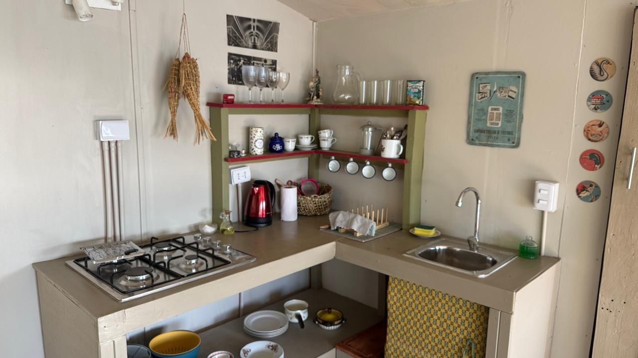 Réfrigérateur, four, plaque de cuisson, cafetière/bouilloire