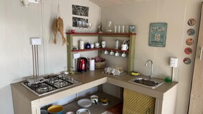 Een koelkast, een oven, een kookplaat, een koffiezetapparaat/waterkoker