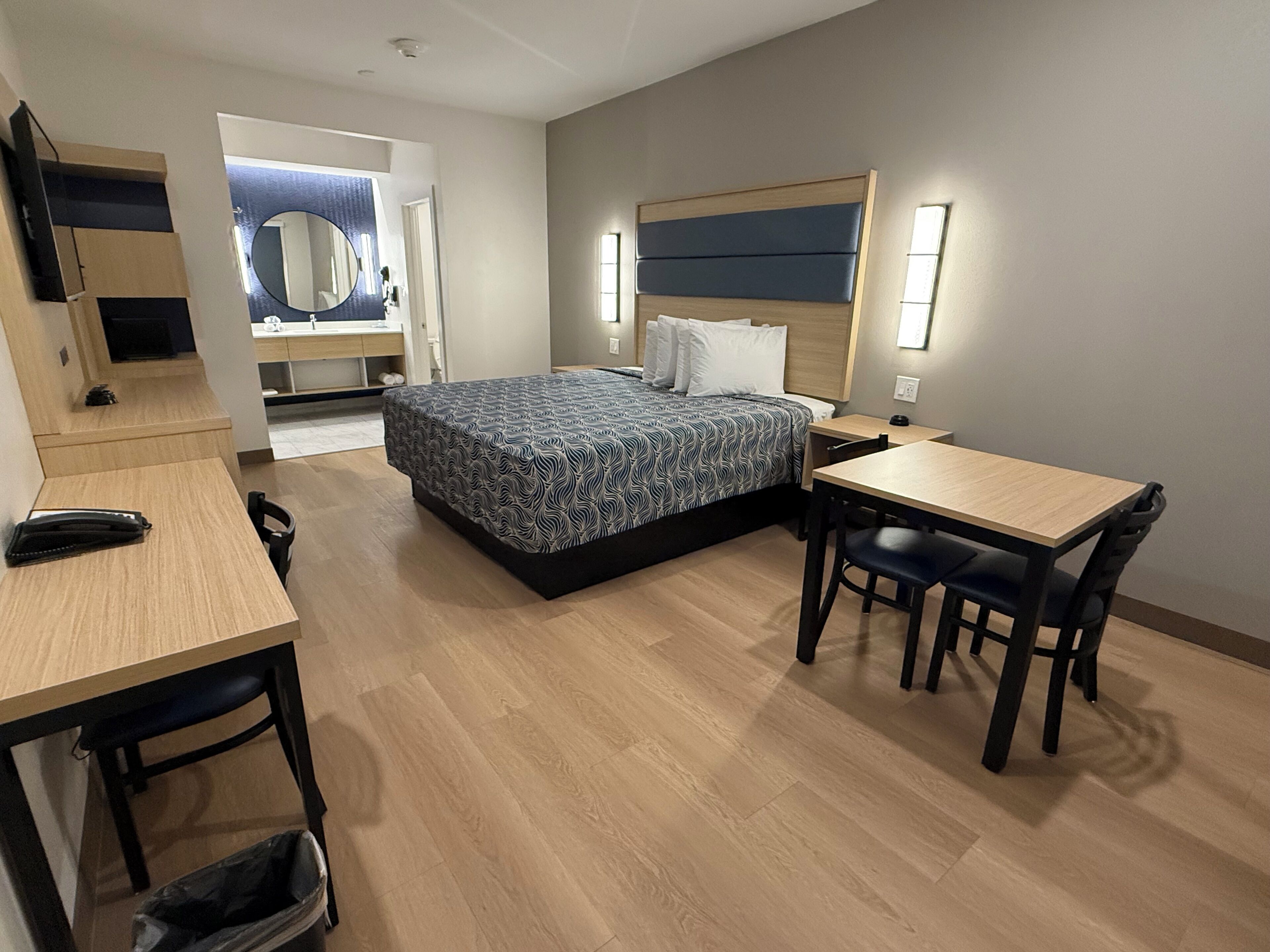 Deluxe eenpersoonskamer | Bedden met traagschuimmatras, een bureau, een laptopwerkplek