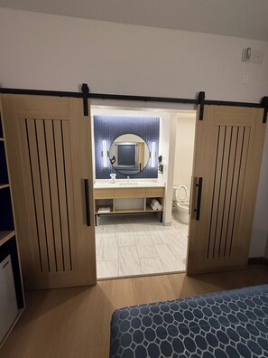 Deluxe Double Room | Busa memori, meja, ruang kerja komputer riba, langsir/tirai gelap terus 