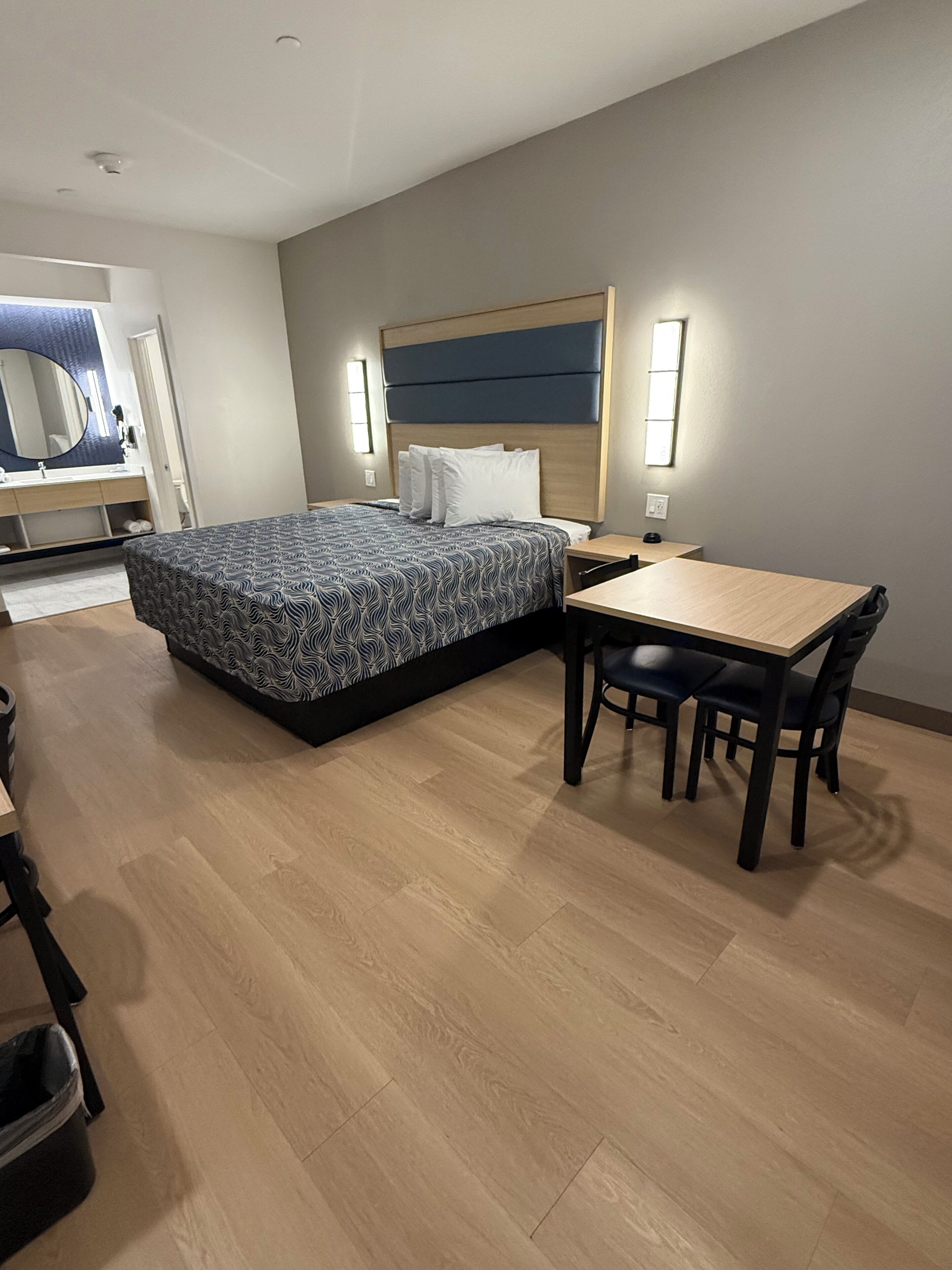 Enkeltrom – deluxe | Memory foam-senger, skrivebord og skrivebord for bærbar PC