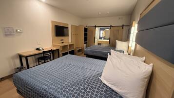 Deluxe tweepersoonskamer | Bedden met traagschuimmatrassen, een bureau, een laptopwerkplek