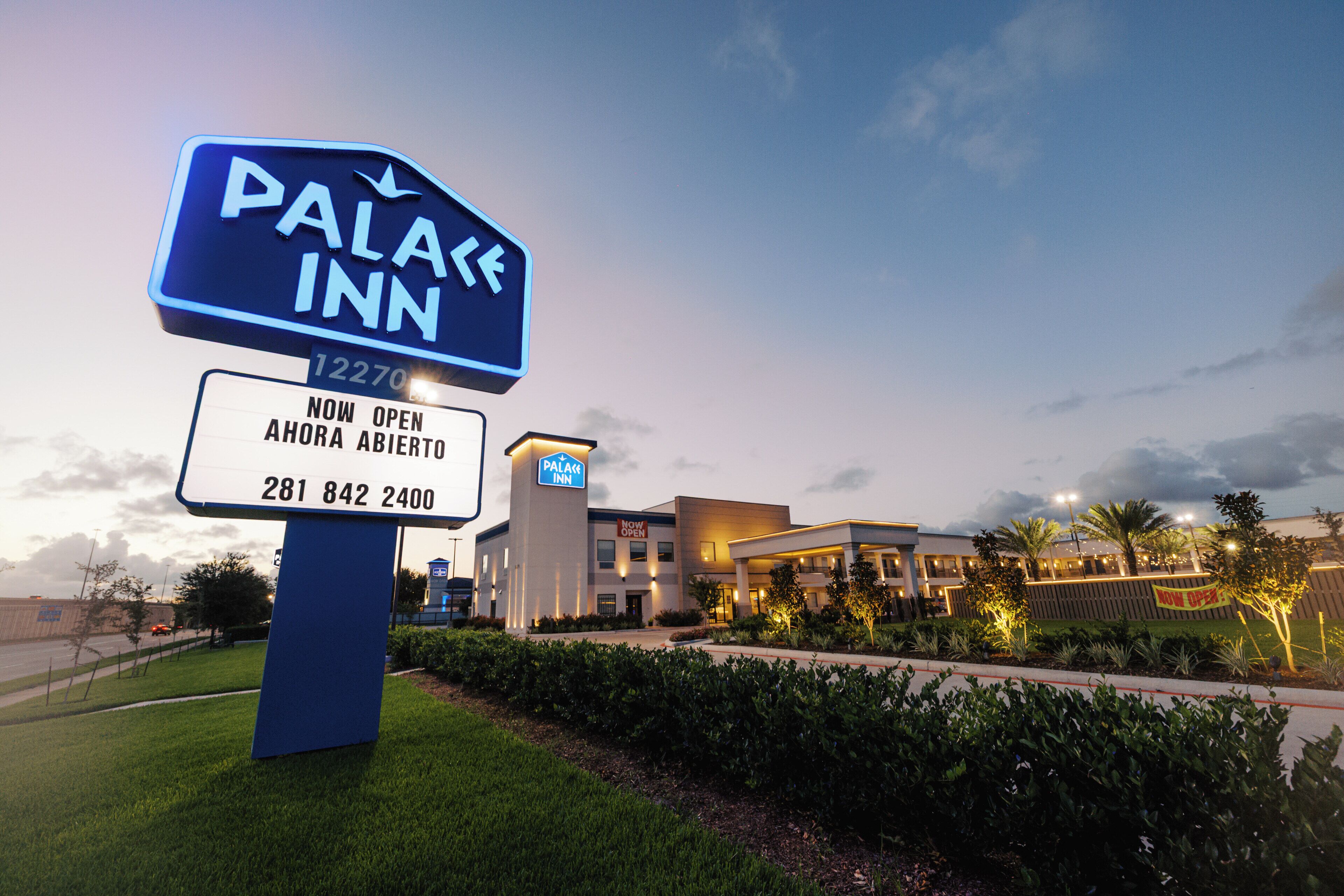 Placa de hotel com o nome 'PALACE INN' e um número de contato.