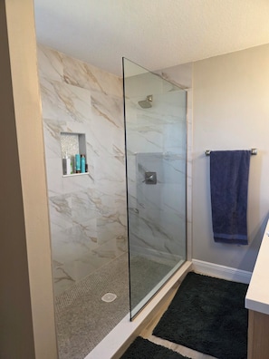 Shower, hair dryer, towels, toilet paper - Cozy 2-bedroom house in The Villages Close To Golfing (Lady Lake)
