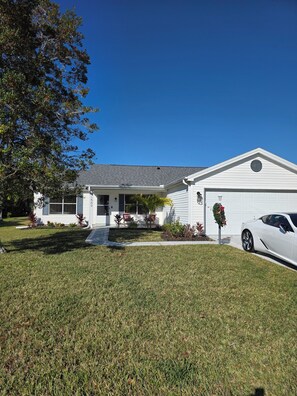 Exterior - Cozy 2-bedroom house in The Villages Close To Golfing (Lady Lake)