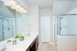 Shower, hair dryer, towels, soap - Charming Family Retreat - North Austin (Pflugerville)